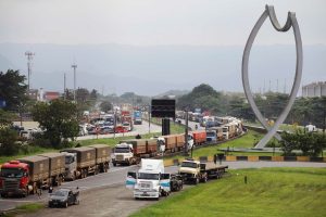 Tráfego de caminhões em direção ao porto de Santos.