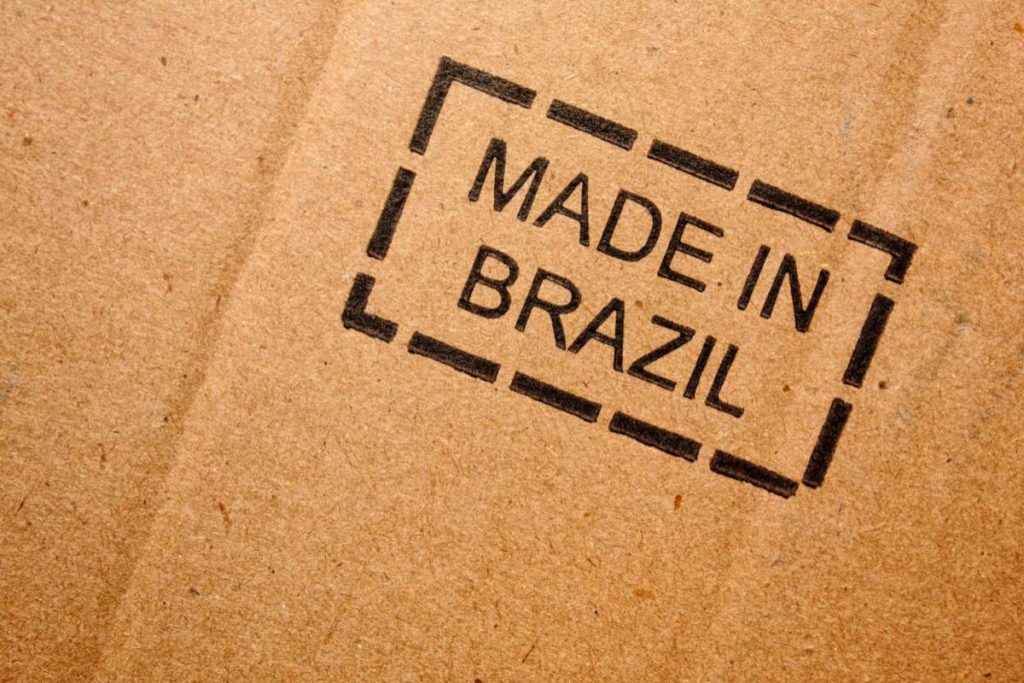Embalagem com o carimbo "made em Brazil", representando o que o Brasil mais exporta