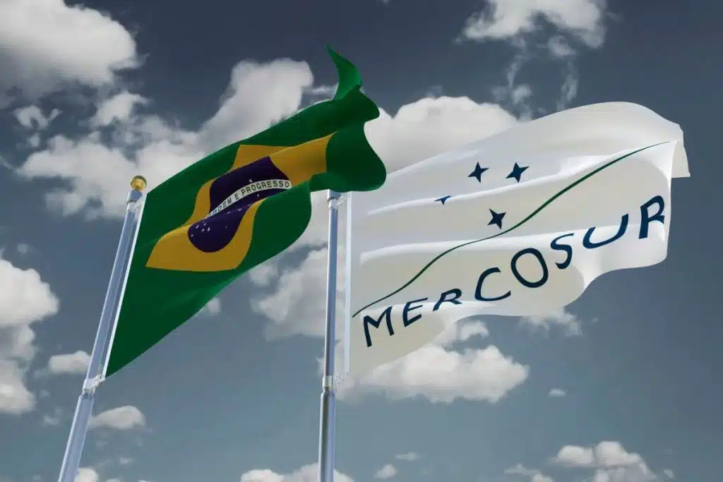 Bandeira do Brasil ao lado da do Mercosul, bloco que instituiu a Tarifa Externa Comum