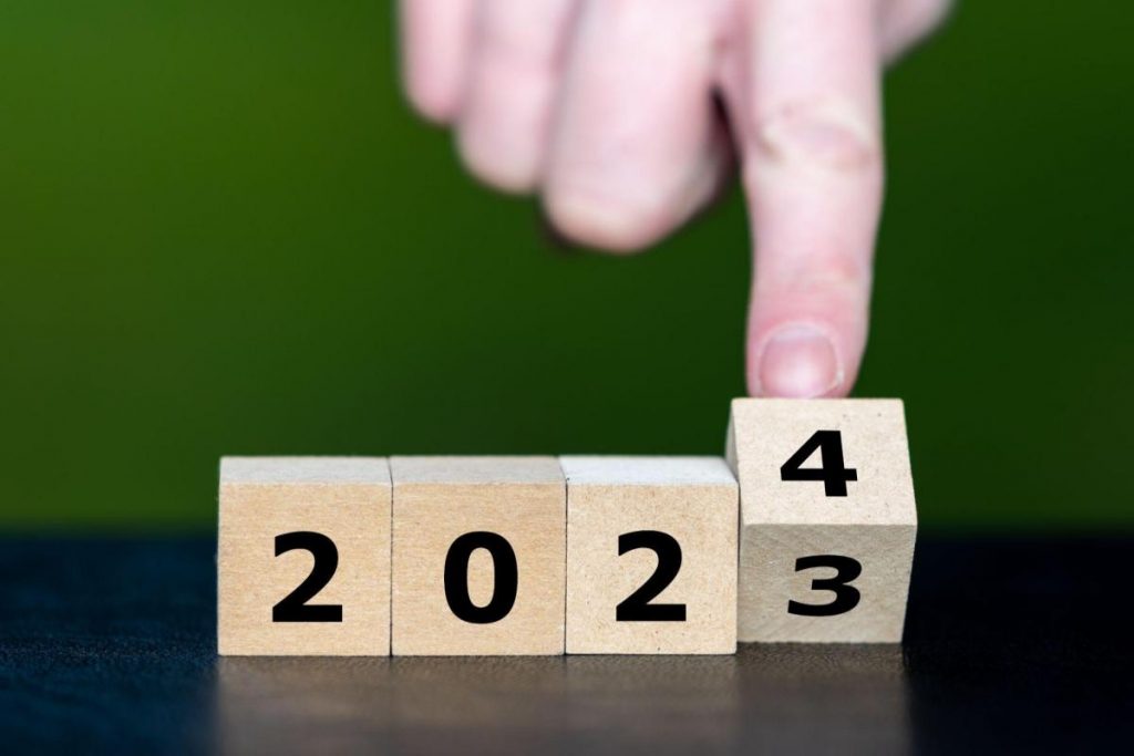 Imagem de blocos compondo o número 2023, com o último sendo substituído por um "4" para representar a retrospectiva do comex