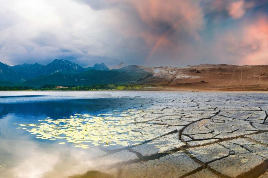 Imagem dividida de um deserto e um vale representando as mudanças climáticas