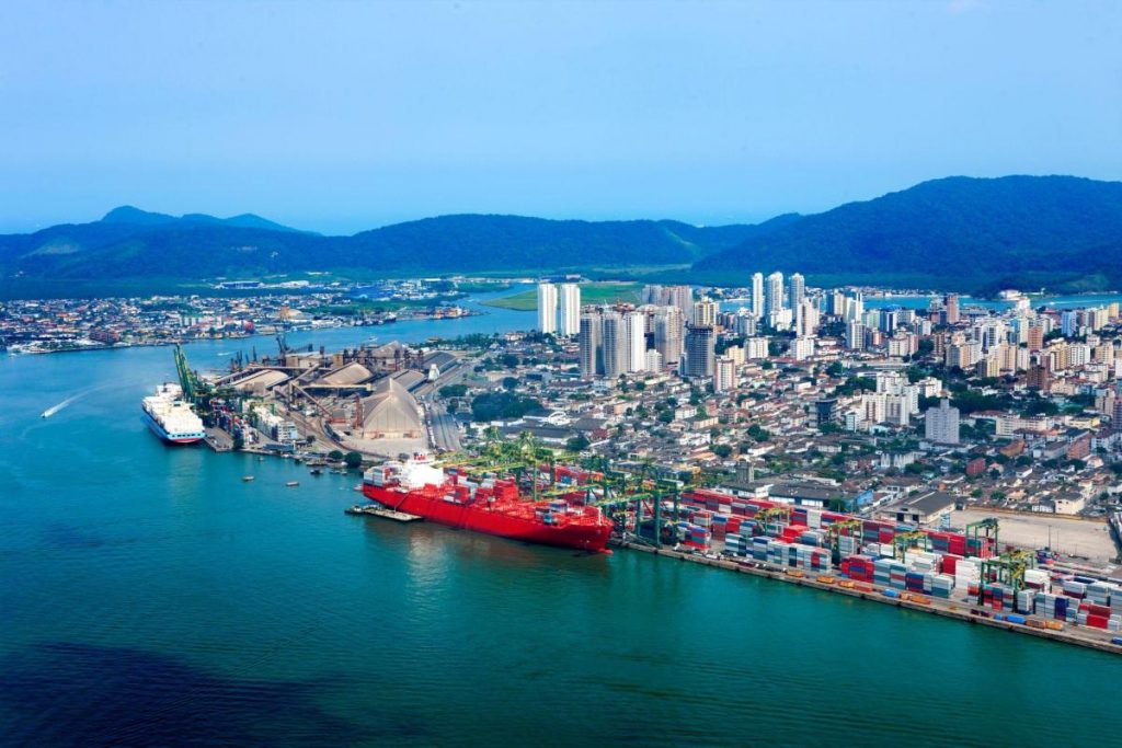 Panorama do Porto de Santos, um dos principais portos brasileiros