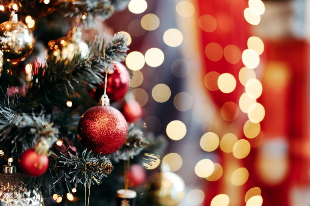 Árvore de Natal decorada representando os produtos de Natal importados