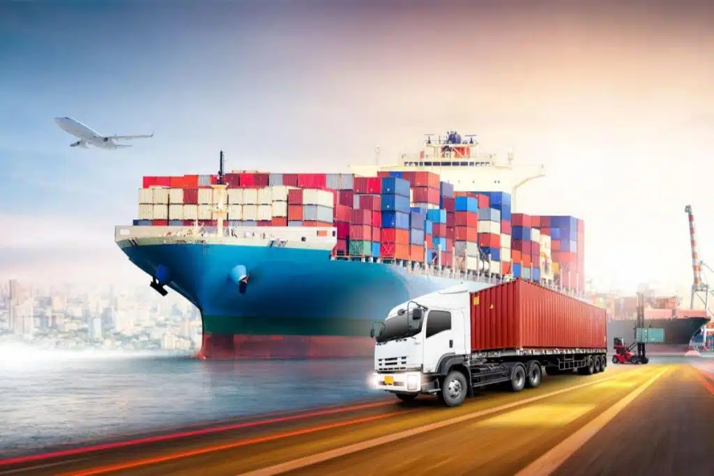 Imagem mostrando navio, caminhão e avião representando a multimodalidade do Incoterm FCA