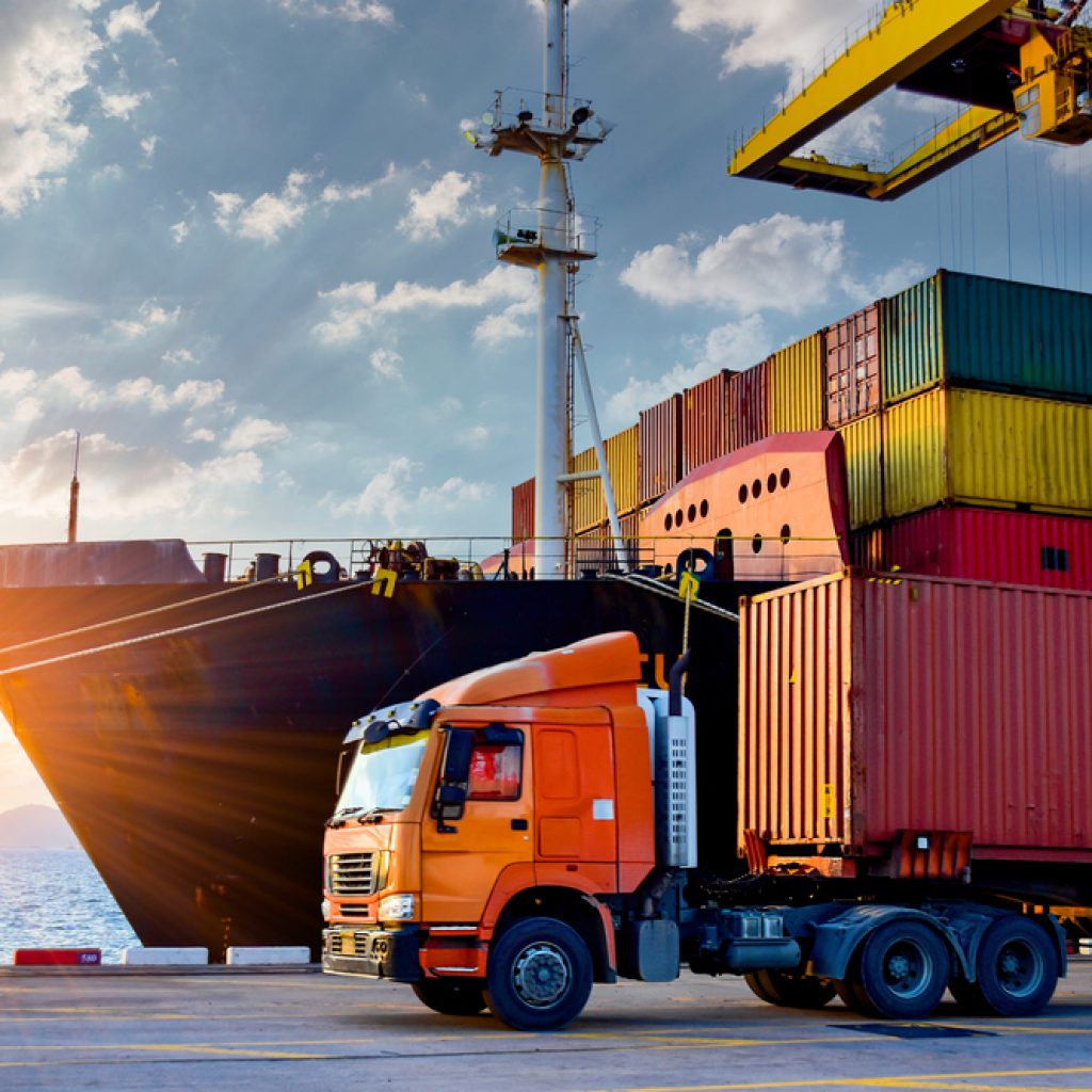 Navios de carga e caminhões com containers